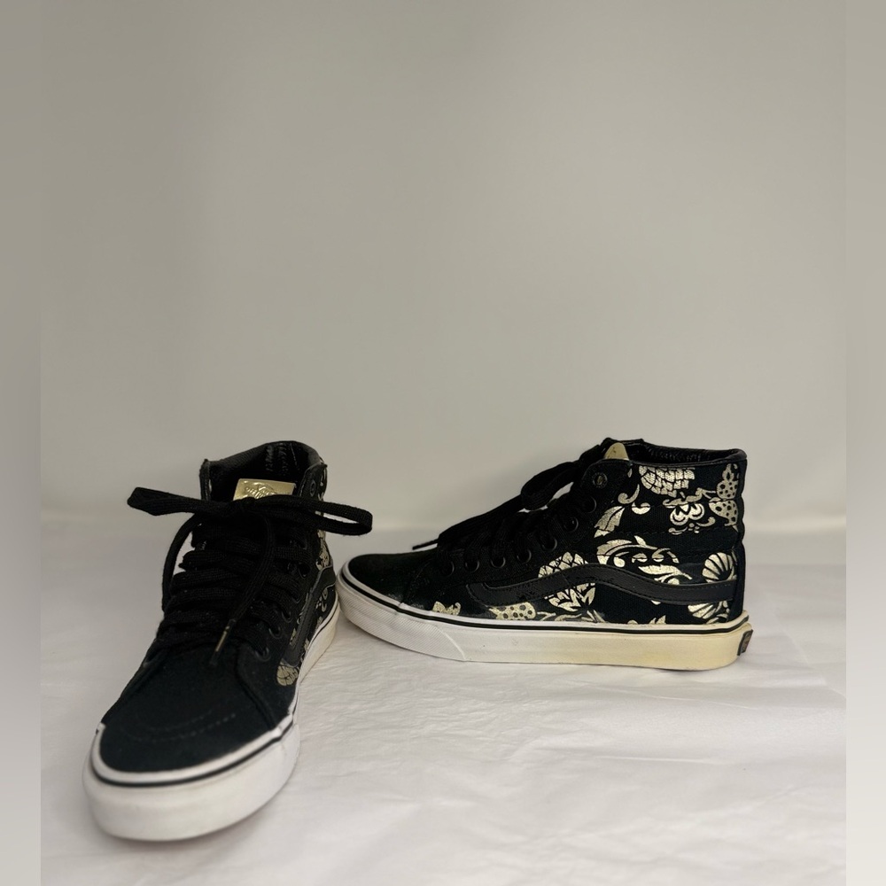 🌸VANS off the Wall pre-owned black/gold. Women High tops. Size 7. WTENNIS09.